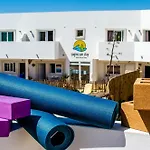Sun - Surf Camp & *