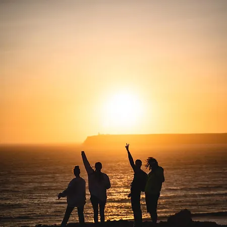 بيت شباب Sun - Surf Camp &