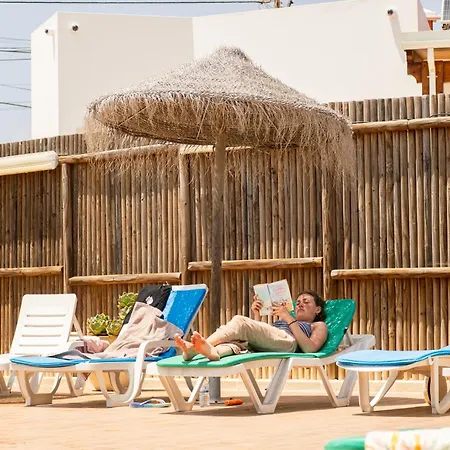 بيت شباب Sun - Surf Camp & *